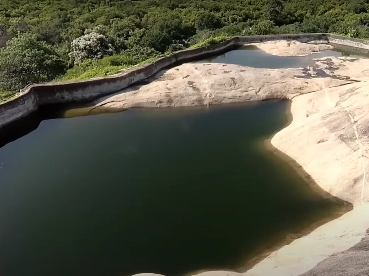 Foto do sitio paleotologico da pedra dagua em Itapipoca Ceará